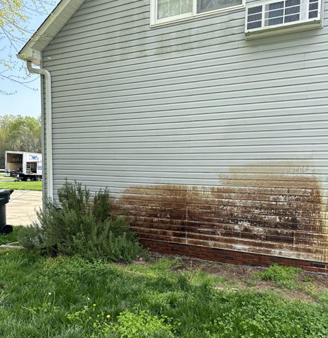 Dirty house siding cleaning